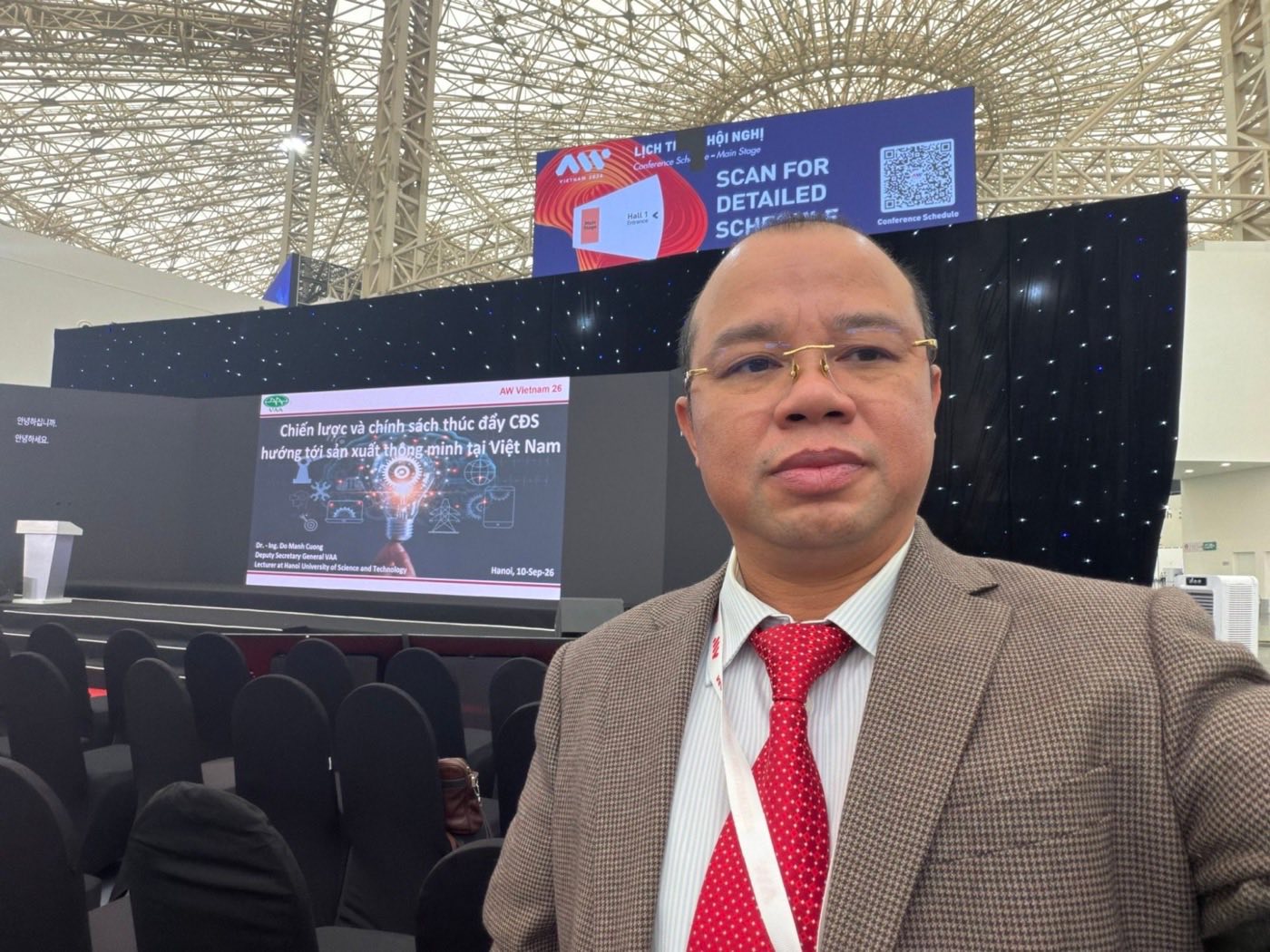 Do Manh Cuong in front of the main stage at Automation World Vietnam 2026, with his talk title on screen